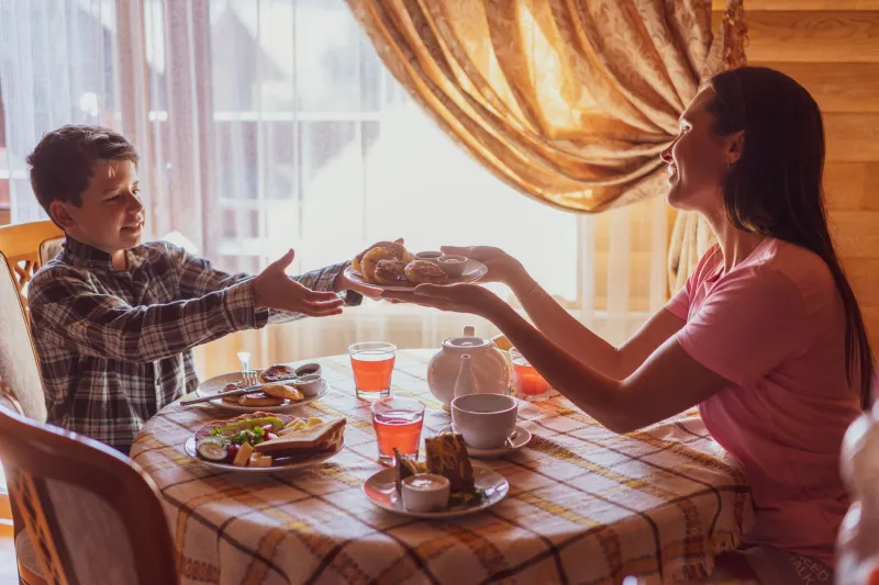 Le petit déjeuner partagé : quand la table du matin devient un lieu de tendresse